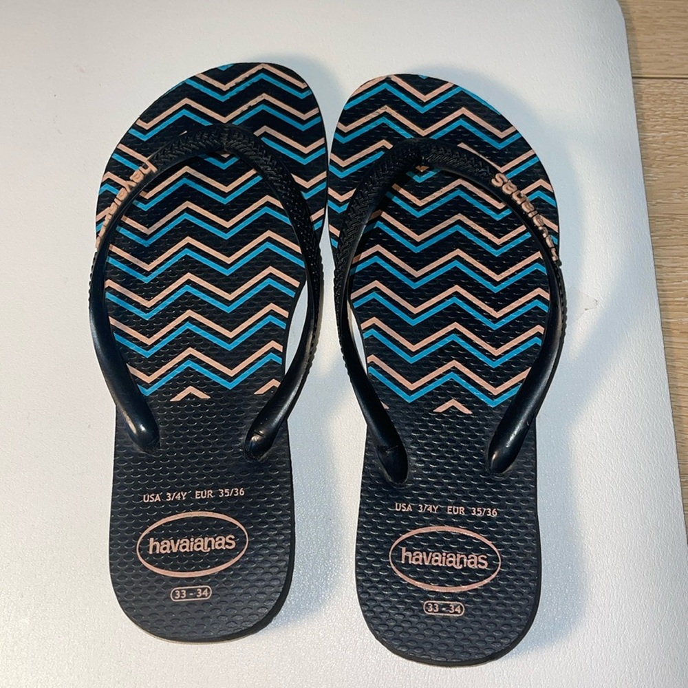 NWOT- Havaianas Sandals. 3/4 (5) black with zigzags